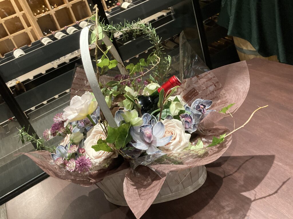 ギフト用フラワーアレンジメント
ワインと花
ワインセラーにて